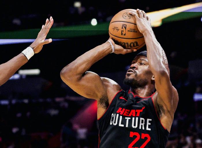 巴特勒回归赛场，出色防守首场状态亮眼，湖人观众沸腾！